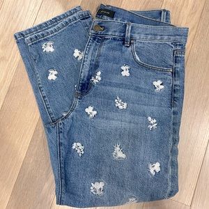 Fun Ann Taylor Flower Embroidered straight cropped mid rise Jeans. Sz 8 runs big